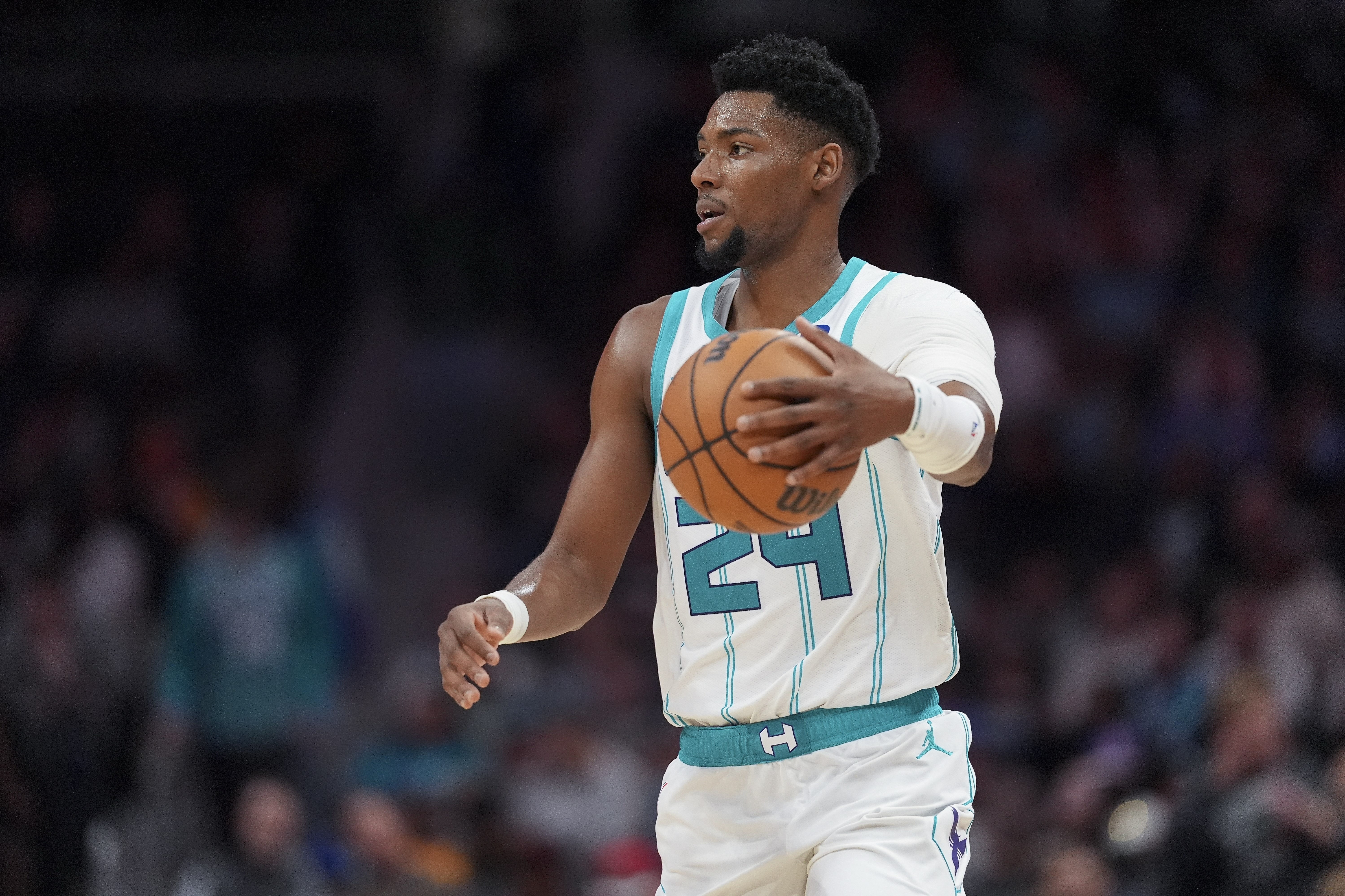 亚博体育app下载-稳定输出填满数据栏！米勒12中5拿到19分3板2助1断1帽